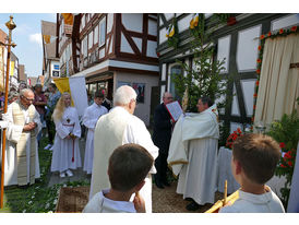 Fronleichnamsprozession durch die Straßen von Naumburg (Foto: Karl-Franz Thiede)